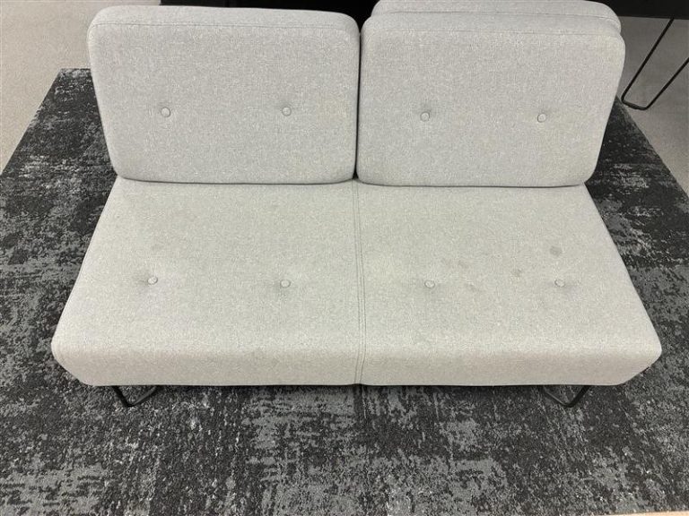Sofa UF 2011 – stelaż czarny, tapicerka szara